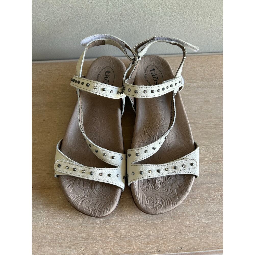 Taos White leather studded sandals, size 8 - Picture 2 of 8